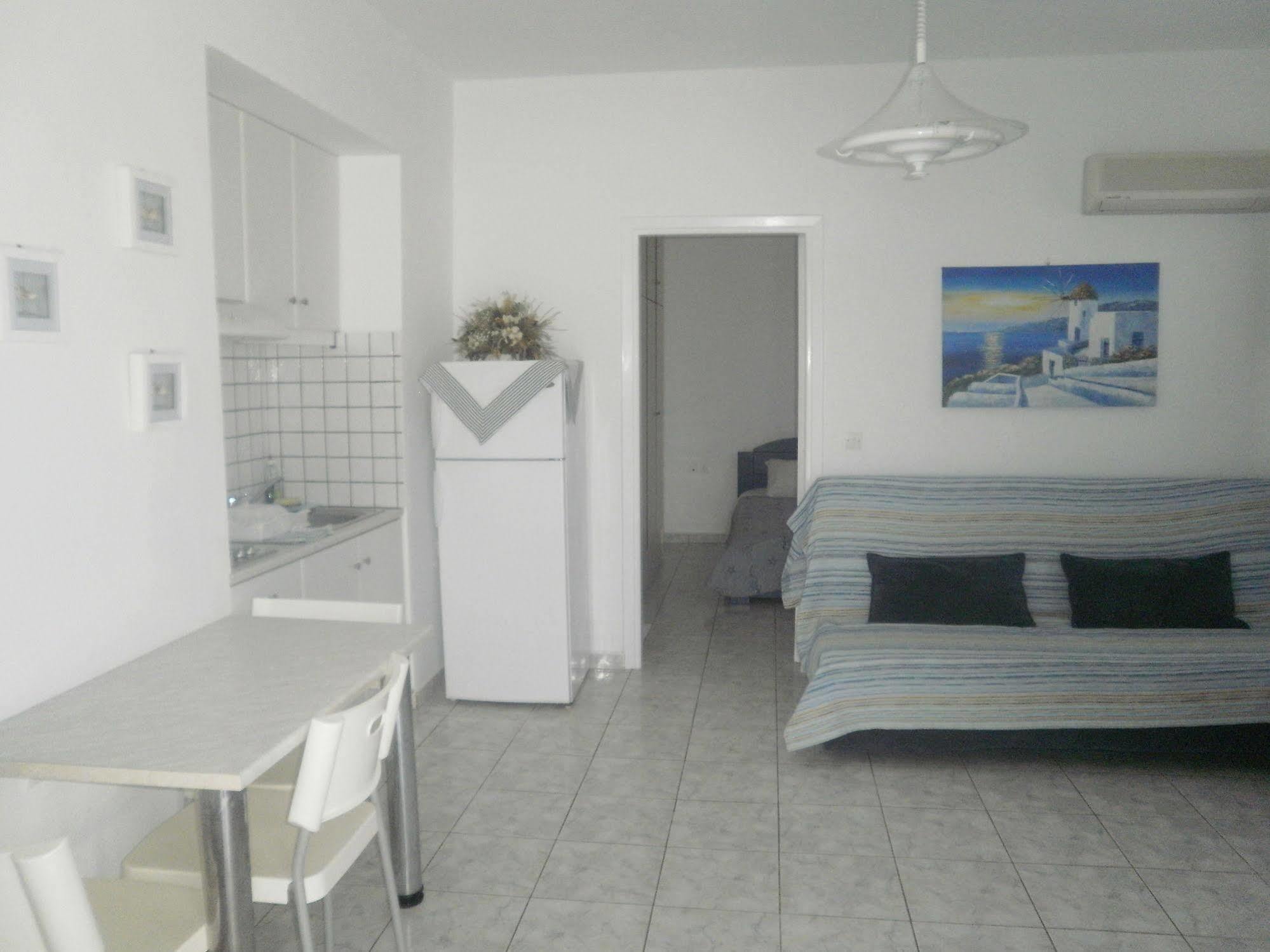 Blue And White Studios & Apartments Lefkos  Exteriér fotografie